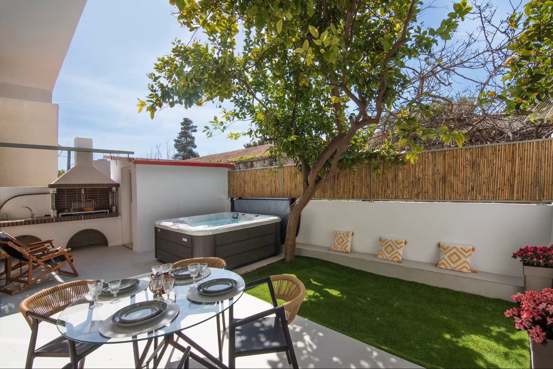 Η ιδιωτική αυλή του Joanna Holiday Home με εξωτερική τραπεζαρία, BBQ και jacuzzi